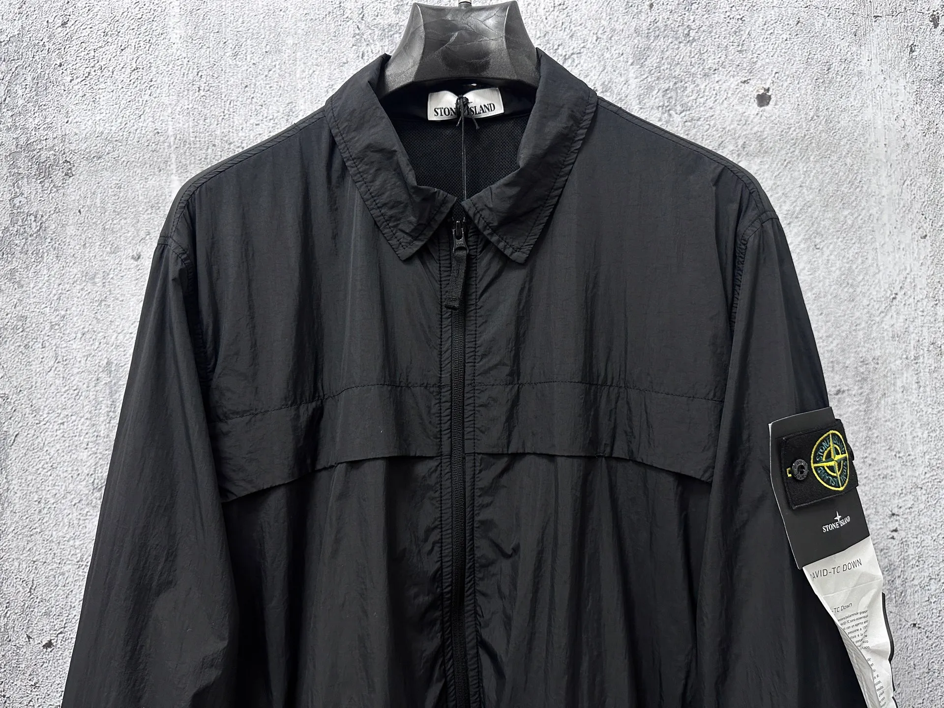 P360 [STONE ISLAND] Stone Island 25s black metal nylon jacket. Made of customized metal nylon fabric. The cost is quite high. The cross-section is Y-shaped. Fastness level is above level 3. Windproof, splash-proof, and anti-static. Garment dyeing technology gives a unique light metallic luster. Simple and elegant design. Compass mark on the left chest. Logo on the left sleeve. Uniform for men and women. Suitable for daily commuting. Size: S-XL